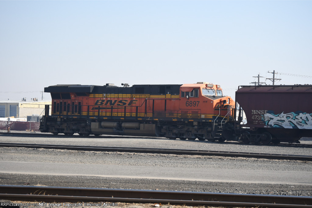 BNSF 6897 on DPU Duty